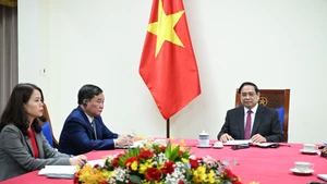 越南政府总理范明正与新加坡总理黄循财通电话。