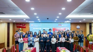 与会代表和越南新闻与宣传学院学生合影留念。（秋兰 摄）