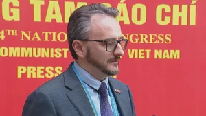 《真理报》（Pravda）副总编辑、俄罗斯联邦共产党中央委员会委员米哈伊尔·科斯特里科夫。（图片来源：越通社）