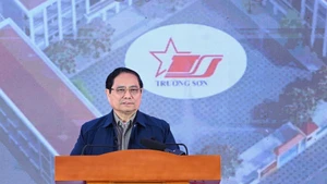 政府总理范明正出席清化省锦石一贯制学校项目开工典礼。