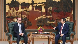 范明正总理（右）与哈立德·阿里·阿卜杜拉·阿贝尔大使。