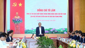 苏林总书记在会上致辞。