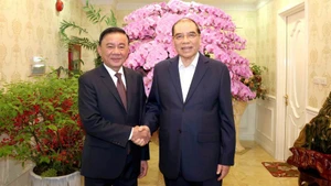 越共中央书记处常务书记陈锦秀亲切慰问原越共中央总书记农德孟。