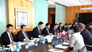 政府副总理阮志勇率团在意大利北部米兰市会见意大利工商联合会伦巴第分会。（图片来源：越通社）