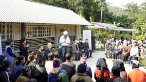 加拿大国际发展部部长兰迪普·萨莱造访老街省民众。（图片来源：老街报）