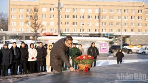 越南驻俄罗斯大使邓明魁在胡志明主席雕像前敬献鲜花。