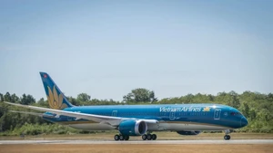 越南航空维持运营12条越南直飞欧洲航线。（图片来源：民族与信息报）