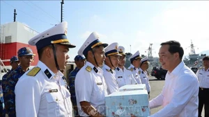 长沙特区人民委员会主席范清廉向赴各岛执行选举任务的海军力量移交投票箱、选民证、选票及相关资料。（图片来源：越通社）