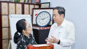 会主席还走访并向教授、医生、原国会副主席阮氏玉凤。（图片来源：越通社）