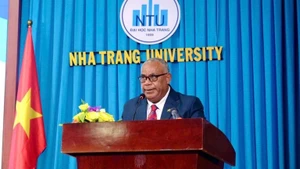 乔撒姆·纳帕特总理在工作会谈上发表讲话。