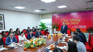 国会主席陈青敏在会上发表讲话。