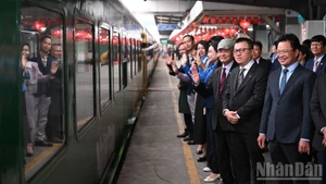 “幸福列车”于2月2日上午从河内火车站正式发车。（图：成达 摄）