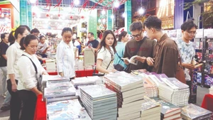 胡志明市2026年丙午年春节书街节吸引众多年轻人参加。