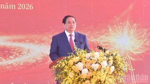 政府总理范明正出席"范文同总理——为国为民奉献一生"文艺晚会。