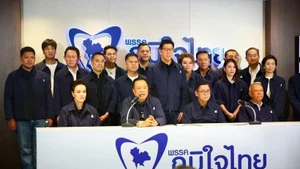 泰国自豪党领袖阿努廷·查恩维拉库尔（前排左二）在曼谷举行的新闻发布会上，公布了泰国国会选举的初步计票结果。（图片来源：新华社/越通社）