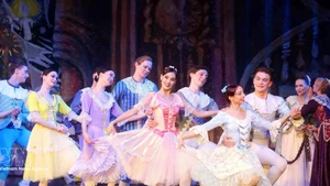 来自俄罗斯久负盛名的俄罗斯国家芭蕾舞团（Russian State Ballet）携手河内交响乐团联合演出经典芭蕾舞剧《胡桃夹子》。