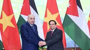 越南政府总理范明正会见约旦众议院议长马赞·图尔基·卡迪。