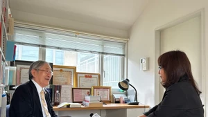 越日大学校长古田元夫教授在接受越通社驻日本记者采访。（图片来源：越通社）