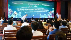 第二届药用植物与天然化合物国际研讨会在嘉莱省举行。（图片来源：年轻人报）