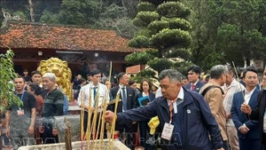 使节们在天筹寺敬香。（图片来源：越通社）。