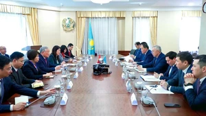 阮和平同志与哈萨克斯坦副总理、国民经济部部长塞里克·朱马加利林举行会谈。（图片来源：越通社）