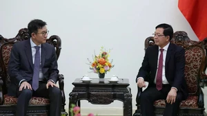 越南政府副总理胡国勇会见韩国GS集团副董事长兼总经理许榕秀。（图片来源：政府门户网）