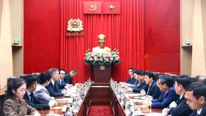 双方会见场面。