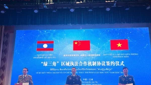 越中老三国代表签署绿三角区域执法合作机制协议。（图片来源：越通社）