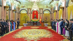 越南国家主席梁强与国家主席办公厅干部举行新春见面会。