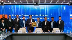 双方代表合影。（图片来源：越通社）