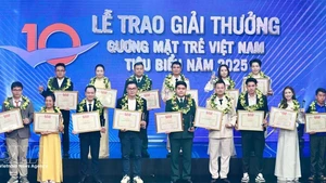 2025年十大越南模范青年表彰会在河内举行。（图片来源：越通社）