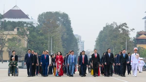 全国优秀党支部书记代表入陵瞻仰胡志明主席遗容。