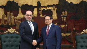 范明正总理（右）与哈立德·阿里·阿卜杜拉·阿贝尔大使。