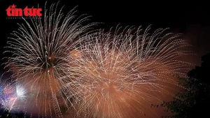 越南首都河内将于除夕夜（2月17日）0点至0点15分，在全市所有坊、乡的34个地点燃放烟花。（图片来源：信息报）