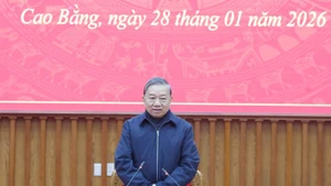 苏林总书记在会上发表讲话。