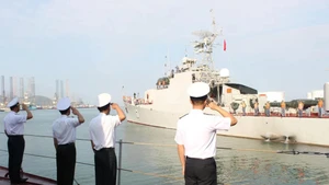 171旅指战员向17号舰艇辞行。（图片来源：越通社）