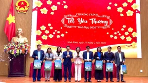 越南国会副主席阮氏清向宁平省民众赠送春节慰问品。