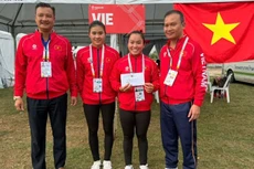 越南皮划艇运动员阮氏香和叶氏香在女子双人皮划艇500米决赛中率先冲线，为越南摘得本届赛事的首枚金牌。（潘石 摄）