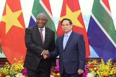 越南政府总理范明正与南非共和国总统马塔梅拉·西里尔·拉马福萨（2025年10月23日）。（图片来源：GVGP）