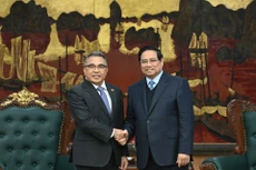 范明正总理与菲律宾驻越南大使梅纳尔多·洛斯·巴诺斯·蒙特阿莱格雷握手合影。