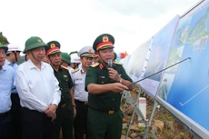 越共中央总书记苏林率中央工作代表团前往金瓯省角地乡薯岛展开走访调研。（图片来源：越通社）