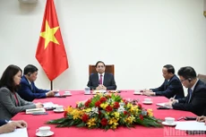 越南政府总理范明正与新加坡总理黄循财通电话。