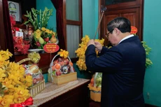 政府总理范明正在67号屋敬香缅怀胡志明主席。