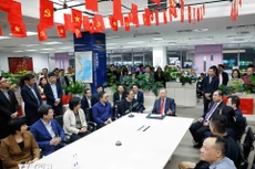 苏林总书记走访慰问越南电视台。