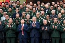 苏林总书记和军队离退休老干部代表合影。