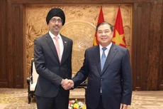 越共中央政治局委员、中央书记处书记、中央办公厅主任范嘉足会见新加坡驻越大使拉杰帕尔·辛格。（图片来源：越通社）