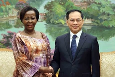 政府副总理裴青山会见法语国家国际组织秘书长路易丝·穆希基瓦博。（图片来源：越通社）