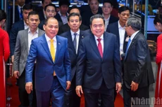 越南国会主席陈青敏前来出席2025年全球科学技术奖VinFuture颁奖典礼。