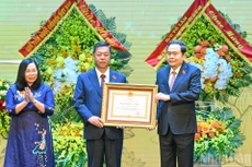 国会主席陈青敏向越南真理国家政治出版社颁发一级劳动勋章。