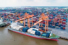 海防港货物装卸作业。